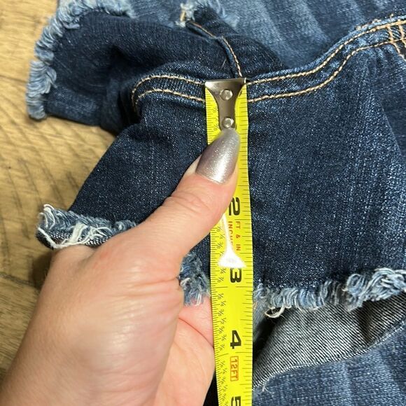 Francesca’s Harper stretch denim shorts size 28. Cut off, slightly distressed. - Picture 9 of 10